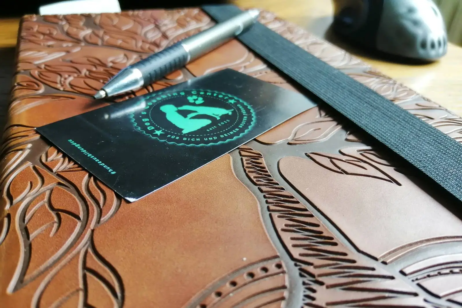 Dokumententasche, ein Aufkleber und ein Kuli