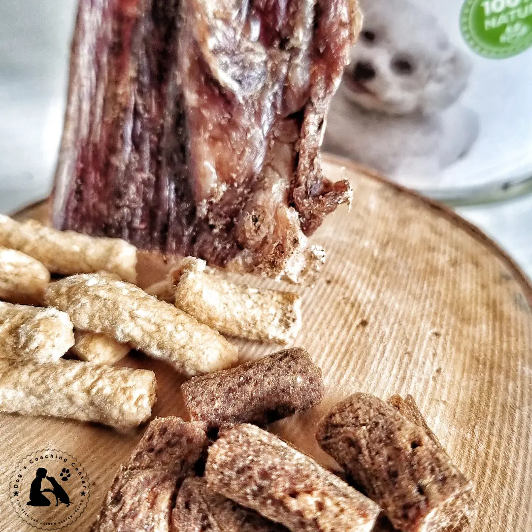 24.05.2024: Blogbeitrag - Futterdschungel - Die Deklaration verschiedene Tierlebensmittel auf einem Holzbrett